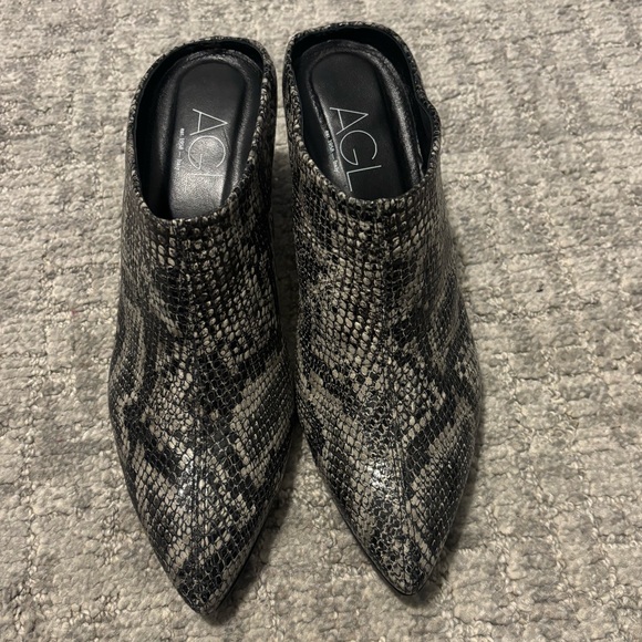 AGL Pointy Toe Snake Print Leather Slip On MulesSize 8 Women’s
